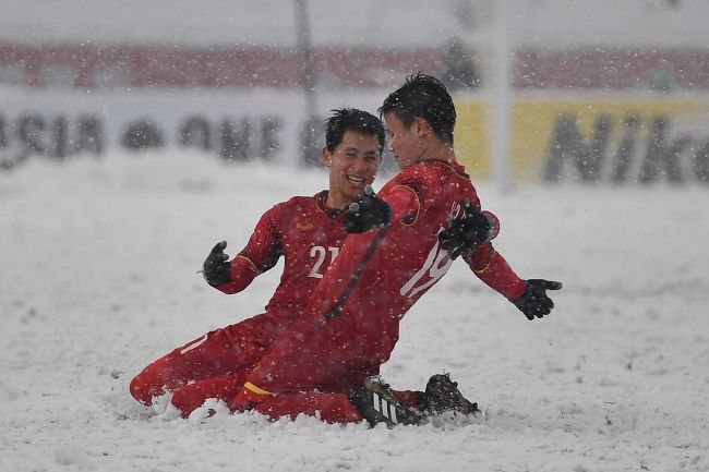 亚冠-吉达联合2-1阿尔马雷克提前出线 本泽马多次造威胁哈姆达拉双响北京时间11月28日，亚冠小组赛C组第5轮，吉达联合客场对阵阿尔马雷克，本场比赛本泽马先发出战。